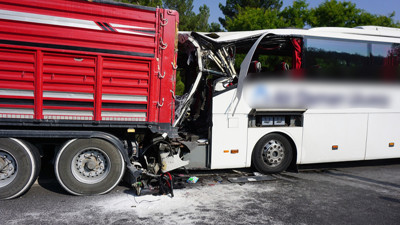 Adana'da yolcu otobüsü tırla çarpıştı! Feci kazada 2 kişi hayatını kaybetti... Birçok yaralı var
