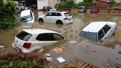 Uşak'ta şiddetli yağmur ve dolu etkili oldu