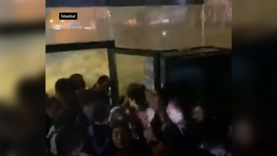 Başakşehir'de yağmur dolayısıyla vatandaşlar kütüphanede mahsur kaldı: O anlar kamerada