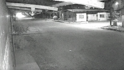 Ekvador'da çete üyesi el bombasını atmayı unutunca araç havaya uçtu