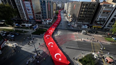 İzmir'in düşman işgalinden kurtuluşunun 101. yıldönümü coşkuyla kutlanıyor! Dev bayraklar caddeleri süsledi