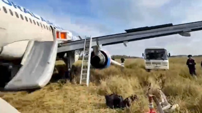 Son Dakika: Rusya'da Soçi'den Omsk'e gitmek için havalanan yolcu uçağı tarlaya acil iniş yaptı