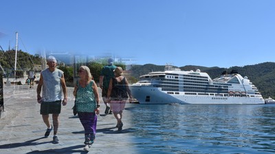"Seabourn Encore" kruvaziyeri 555 yolcusuyla Muğla'ya demir attı! Bölge esnafı şenlendi
