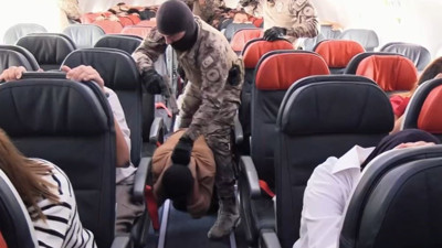 İstanbul Havalimanı'nda nefes kesen tatbikat: Uçak etrafında önlemler alındı