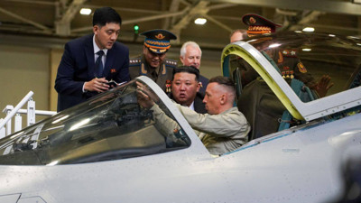 Kim Jong-un Rus savaş jetlerini inceledi! İşte dünyayı korkutan kare