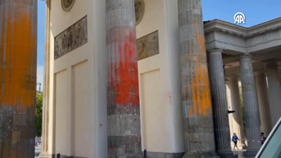 İklim aktivistleri bu kez de Berlin'de boy gösterdi: Tarihi Brandenburg Kapısı boyandı