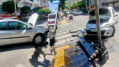 Kırmızı ışıkta geçti, trafik ışığına bodozlama girdi!