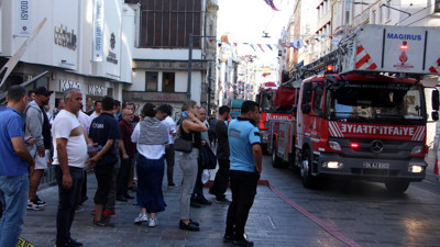 İstiklal Caddesi'nde bir iş merkezinde çıkan yangın ekiplerin müdahalesiyle söndürüldü