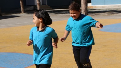 Şaka değil gerçek! Dayı-yeğen aynı sırada eğitim görüyor
