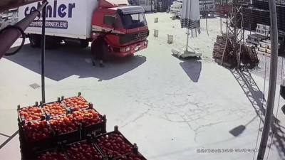Konya'da hareket halindeki kamyona binmek isterken ezilerek can verdi! O anlar kamerada