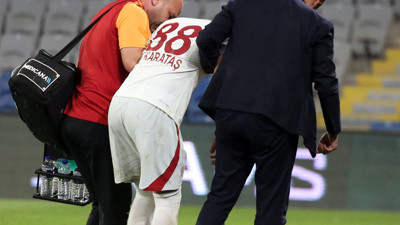 Galatasaray'ın genç oyuncusu Kazımcan Karataş, maç içerisinde sakatlanarak kenara gitti