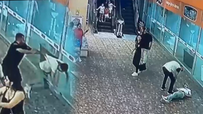İstanbul'da AVM'de 'yan baktın' kavgası! Dövülen çocuk yoğun bakımda