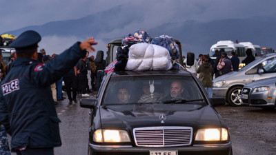 Azerbaycan polisi, Karabağ’daki Ermeni sivillerin ihtiyaçlarını karşılıyor