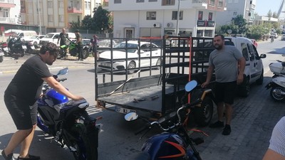 Parasını ödediklerini söyledikleri motoru alamayınca, römorka yükleyip götürdüler