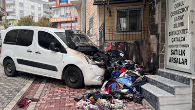 Esenyurt'ta yaşlı kadının sattığı kıyafetleri ateşe verdi: Alev arabalara sıçrayınca 2 araç küle döndü!