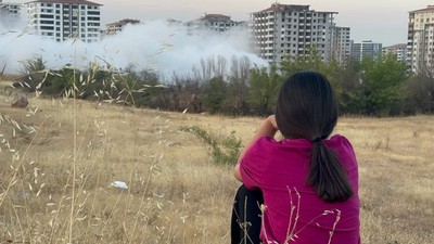 Malatya'da depremzede vatandaşlar, 1 sene önce aldıkları evin yıkımını gözyaşları içinde izlediler