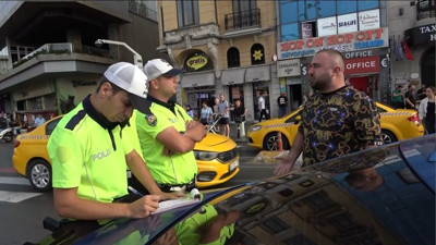 Taksim'de trafik denetiminde şoke eden sözler! "Senin maaşını kim veriyor?"