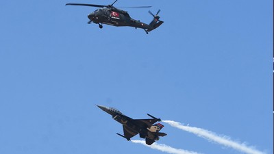 TEKNOFEST İzmir'de F-16 savaş uçağı ve helikopterle kol uçuşu gösterisi mest etti