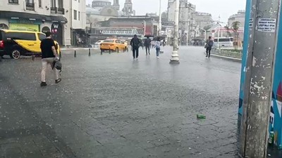 Taksim'de sağanak yağış kamerada