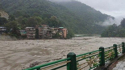 Hindistan'da sel sebebiyle 23'ü asker 30 kişi kayboldu