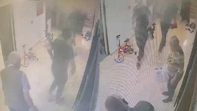 Kağıthane'de ilaçlanan ve 2 gün kapalı kalan ev bomba gibi patladı! Patlama anı kamerada