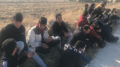 Lastikleri patlayınca yakayı ele verdiler: 21 göçmen 4 göçmen taciri yakalandı