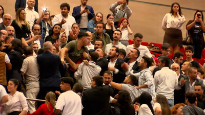 Son Dakika: CHP İstanbul İl Kongresi'nde arbede! İmamoğlu'nun azarladığı Sultangazi İlçe Başkanı Kemal Avseren'e tepki