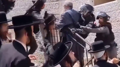 Kudüs'ün Meah Shearim mahallesine asılan Filistin bayraklarını indirmek isteyen İsrail polisi halkla çatıştı
