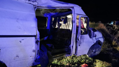 Van'da 24 kişiyi taşıyan kaçak göçmen aracı kaza yaptı: 20 yaralı var