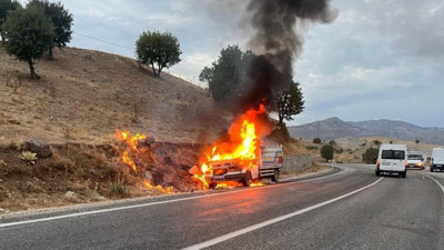 Adıyaman'da 3 kişi yanan kamyonetten son anda çıktı