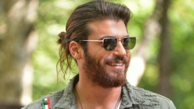 Her hareketiyle gündem oluyor! Can Yaman'dan hayranına hakaret gibi hareket: Telefonunu fırlattı