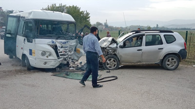 Bursa'da servis minibüsü ve otomobil birbirine girdi! 11 kişi yaralandı