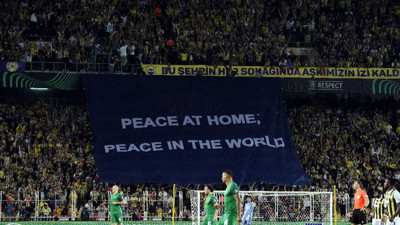 Fenerbahçe taraftarından Ludogorets maçında, "Yurtta sulh, cihanda sulh" pankartı