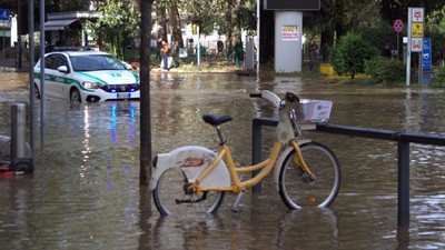 İtalya'da aşırı yağışlar Milano'da su baskınlarına neden oldu
