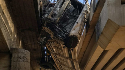 Uşak'ta devrilen tırın sürücüsü viyadükten düşerek hayatını kaybetti! Tır sıkışarak alev aldı