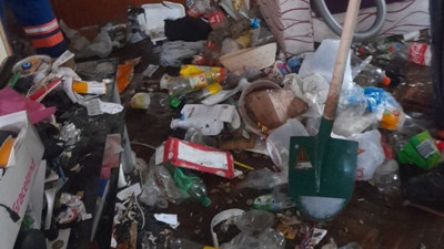 Silivri'de bulunan bir evden 4 kamyon çöp çıktı
