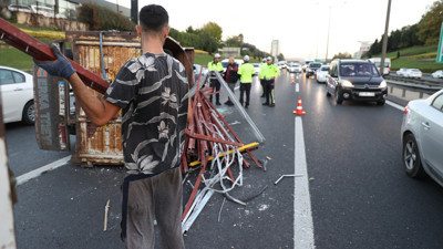 Demir yüklü kamyon devrildi trafik felç oldu