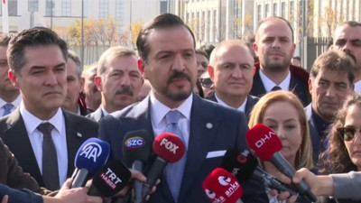 İYİ Parti'den AYM kararına tepki! Kürşad Zorlu Yargıtay'a Anayasa kitapçığı bıraktı