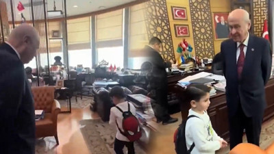 MHP Genel Başkanı Devlet Bahçeli odasında kendisini ziyaret eden küçük çocuğa hediye verdi
