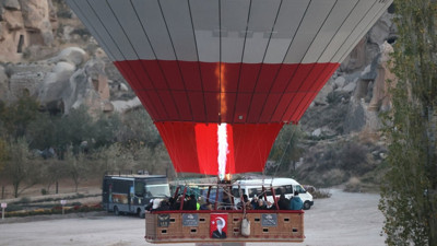 Kapadokya'da turistlere yönelik tur için hazırlanan sıcak hava balonları 10 Kasım Atatürk'ü Anma Günü dolayısıyla Türk bayrağı ve Atatürk posterleriyle uçtu