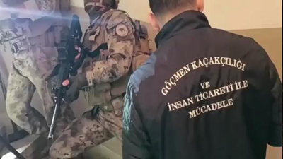 İstanbul'da göçmen kaçakçılarına yönelik operasyon yapıldı: 4'ü polis 15 gözaltı