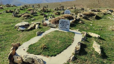 Adana'da konargöçer yaşayan ailelerin kabristanları yürekleri burktu