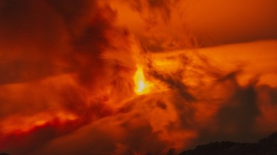 İtalya'da Etna Yanardağı yeniden faaliyete geçti! Gece boyunca lav püskürttü
