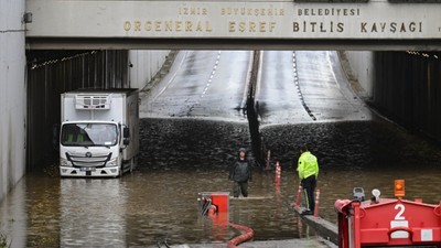 İzmir'de sağanak yağış etkili oldu! Bazı sokaklarda su baskınları yaşandı