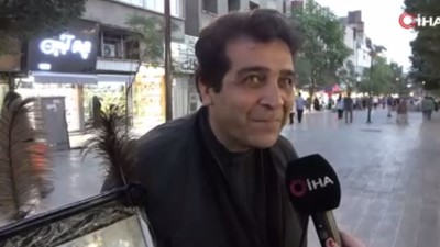 Islıkla 52 şarkı çalabilen İranlı sokak sanatçısı görenleri hayrete düşürüyor