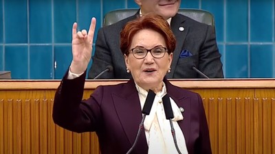İYİ Parti Genel Başkanı Meral Akşener, salondan gelen slogan üzerine bozkurt işareti yaptı
