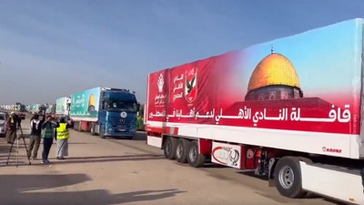 Gazze'deki siviller için Refah Sınır Kapısı'ndan yakıt ve gıda yüklü tırlar geçti