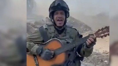 Gazzeli müzisyen, babadan yadigar gitarı İsrail askerinin elinde buldu!