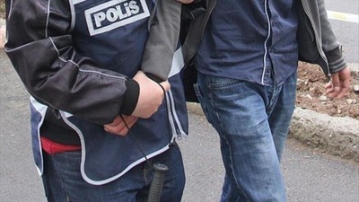 Adana'da bir şahıs kız arkadaşına çarpan aracı yaktı