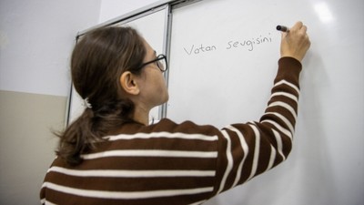 Yıllarca İŞKUR'lu olarak temizlik yaptığı okullara şimdi öğretmen olarak döndü! Elif Ağaç'ın KPSS azmi gururla sonuçlandı